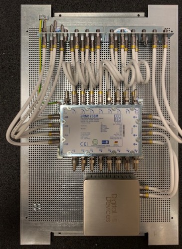 Jultec JRM1708M mit Sat-IP-Multischalcter/Router Einspeisung auf Lochblechplatte incl. Potentialausgleich/Erdung (für 4 Satelliten geeignet, hier nur 3 belegt) _2