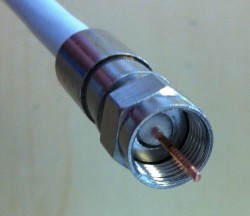 F-Kompressionsstecker auf Kabel aufgesetzt (andere Ansicht)