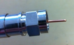 F-Kompressionsstecker auf Kabel aufgesetzt (Seitenansicht- Innenleiter noch zu lang)