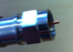 F-Kompressionsstecker auf Kabel aufgesetzt (Seitenansicht- Innenleiter gekürzt)